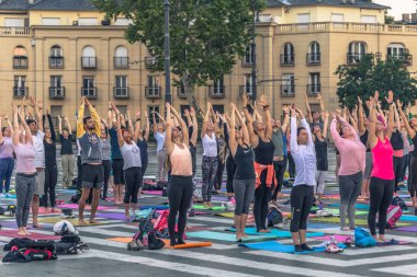 Budapeşte - 21 Haziran 2019: Kahramanlar Meydanı'nda şafakvakti yoga etkinliği
