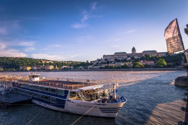 Budapeşte - 21 Haziran 2019: Budape'deki Tuna'nın panoramik manzarası