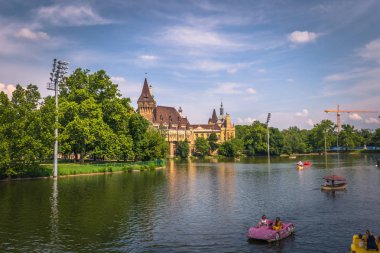 Budapeşte - 22 Haziran 2019: Haşere tarafında Vajdahunyad kalesi