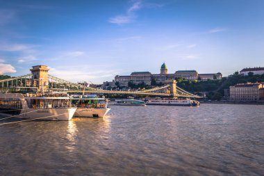 Budapeşte - 21 Haziran 2019: Budape'deki Tuna'nın panoramik manzarası