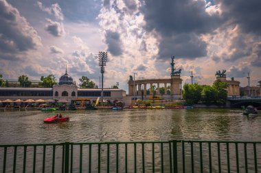 Budapeşte - 22 Haziran 2019: Budap'ta bir yaz gününde Kahramanlar meydanı