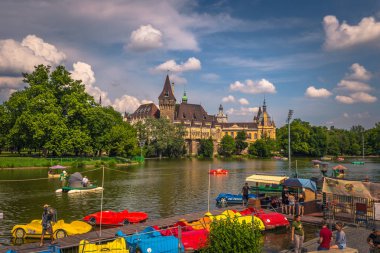 Budapeşte - 22 Haziran 2019: Haşere tarafında Vajdahunyad kalesi