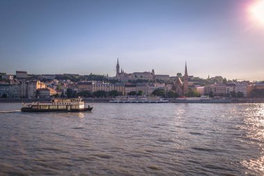 Budapeşte - 21 Haziran 2019: Budape'deki Tuna'nın panoramik manzarası