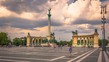 Budapeşte - 22 Haziran 2019: Budap'ta bir yaz gününde Kahramanlar meydanı