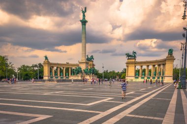 Budapeşte - 22 Haziran 2019: Budap'ta bir yaz gününde Kahramanlar meydanı