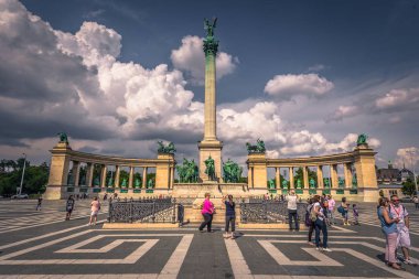 Budapeşte - 22 Haziran 2019: Budap'ta bir yaz gününde Kahramanlar meydanı