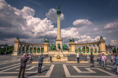 Budapeşte - 22 Haziran 2019: Budap'ta bir yaz gününde Kahramanlar meydanı