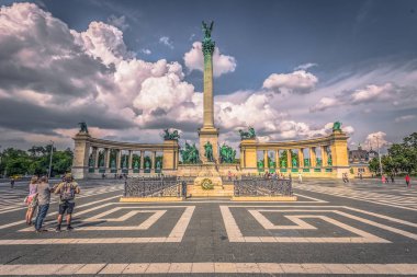 Budapeşte - 22 Haziran 2019: Budap'ta bir yaz gününde Kahramanlar meydanı