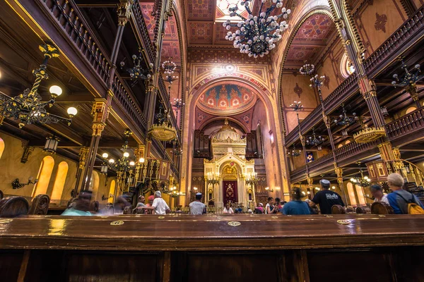 Budapest - June 21, 2019: Inside the great Synagogue of Budapest — Stock Photo, Image