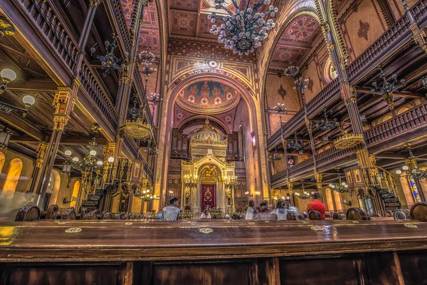 Budapest - 21 de junio de 2019: Dentro de la gran sinagoga de Budapest — Foto de Stock