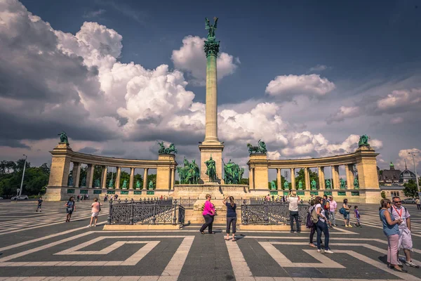 Budapeşte - 22 Haziran 2019: Budap'ta bir yaz gününde Kahramanlar meydanı