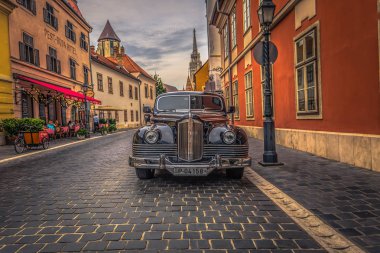 Budapeşte - 22 Haziran 2019: Buda tarafında klasik siyah araba 