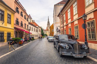 Budapeşte - 22 Haziran 2019: Buda tarafında klasik siyah araba 