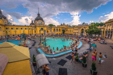 Budapeşte - 22 Haziran 2019: Szechenyi therma'nın panoramik manzarası