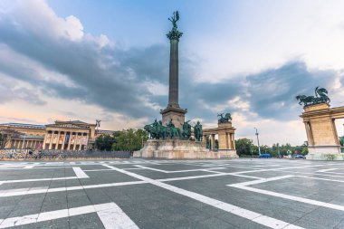 Budapeşte - 21 Haziran 2019: Budapeşte Kahramanlar Meydanı'nda Şafak, Hun