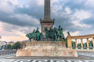 Budapeşte - 21 Haziran 2019: Kahramanlar Meydanı'nda şafakvakti yoga etkinliği