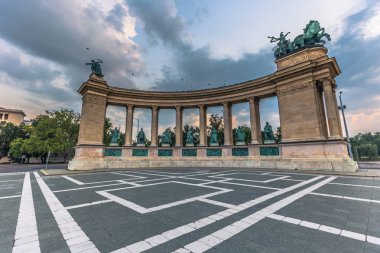 Budapeşte - 21 Haziran 2019: Budapeşte Kahramanlar Meydanı'nda Şafak, Hun