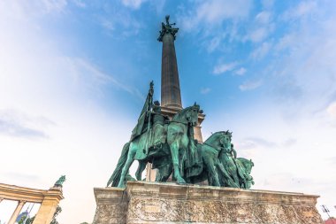 Budapeşte - 21 Haziran 2019: Budapeşte Kahramanlar Meydanı'nda Şafak, Hun