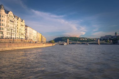 Budapeşte - 21 Haziran 2019: Budape'deki Tuna'nın panoramik manzarası