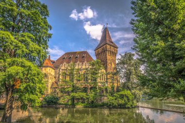 Budapeşte - 22 Haziran 2019: Haşere tarafında Vajdahunyad kalesi