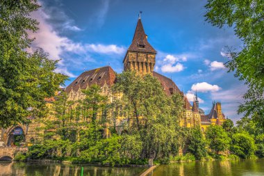 Budapeşte - 22 Haziran 2019: Haşere tarafında Vajdahunyad kalesi