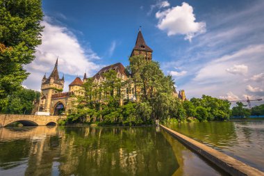 Budapeşte - 22 Haziran 2019: Haşere tarafında Vajdahunyad kalesi