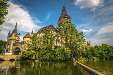 Budapeşte - 22 Haziran 2019: Haşere tarafında Vajdahunyad kalesi