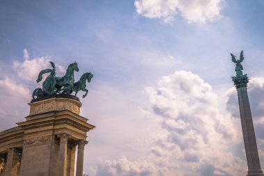 Budapeşte - 22 Haziran 2019: Budap'ta bir yaz gününde Kahramanlar meydanı