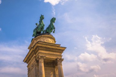 Budapeşte - 22 Haziran 2019: Budap'ta bir yaz gününde Kahramanlar meydanı