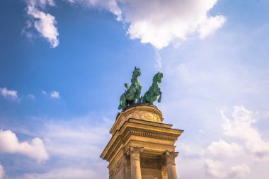Budapeşte - 22 Haziran 2019: Budap'ta bir yaz gününde Kahramanlar meydanı