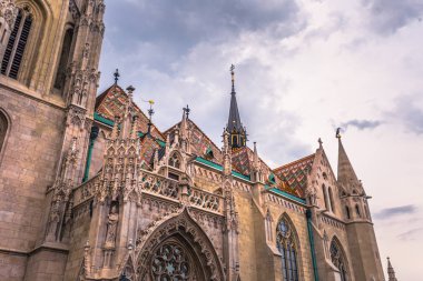 Budapeşte - 21 Haziran 2019: Fisherman's Bas'taki Matthias kilisesi