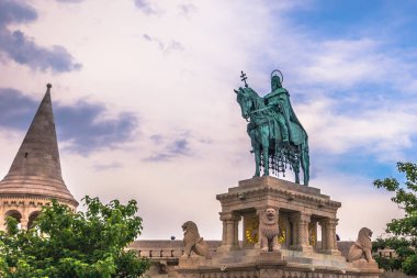 Budapeşte - 22 Haziran 2019: I. Stephen Heykeli Fisherman's'da