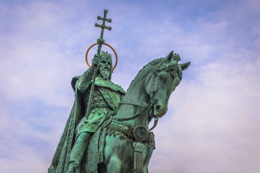 Budapeşte - 22 Haziran 2019: I. Stephen Heykeli Fisherman's'da