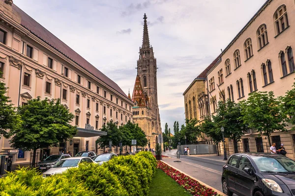 Budapest - 21 de junio de 2019: Iglesia Matthias en las Bas de los Pescadores —  Fotos de Stock