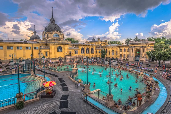 Budapeşte - 22 Haziran 2019: Szechenyi therma'nın panoramik manzarası
