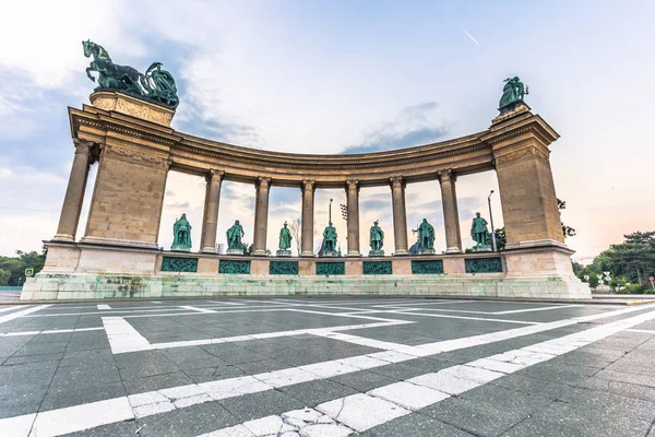 Budapest - 21. Juni 2019: Morgendämmerung am Heldenplatz in budapest, hun — Stockfoto