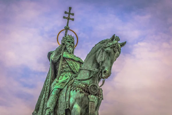 Budapeşte - 22 Haziran 2019: I. Stephen Heykeli Fisherman's'da