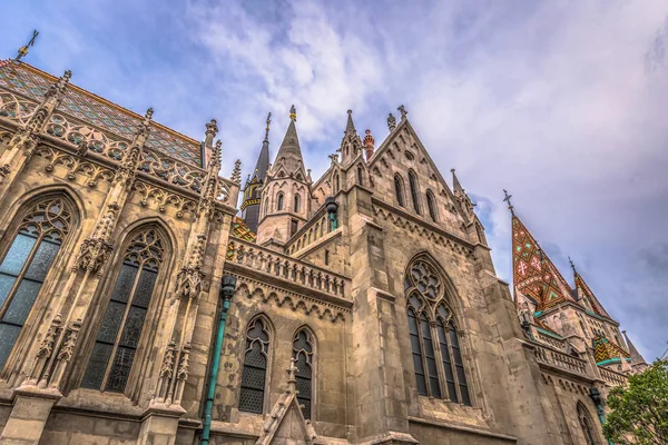 Budapest-21 juni 2019: Matthias kyrka i Fisherman ' s bas — Stockfoto