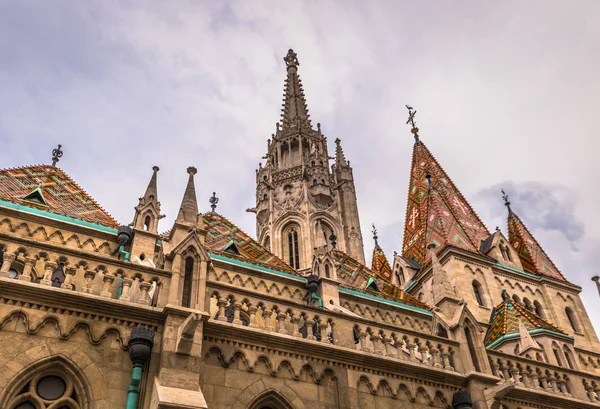 Budapest-21 juni 2019: Matthias kyrka i Fisherman ' s bas — Stockfoto