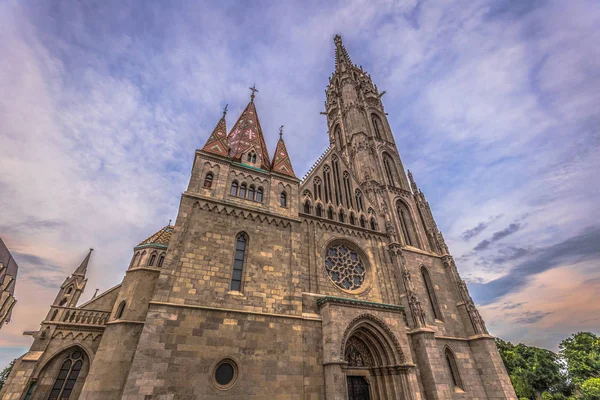 Budapest-21 juni 2019: Matthias kyrka i Fisherman ' s bas — Stockfoto