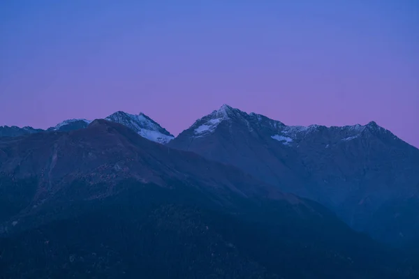 Montañas Luz Del Atardecer Picos Púrpura Cielo Azul Oscuro Nieve — Foto de Stock