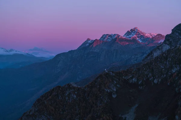 Montañas Luz Del Atardecer Picos Púrpura Cielo Azul Oscuro Los — Foto de Stock