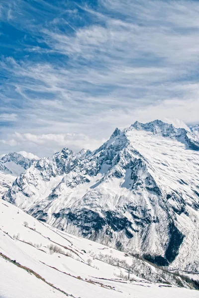 Picos Montaña Cubiertos Nieve Día Soleado Las Montañas Nevadas Nubes — Foto de Stock