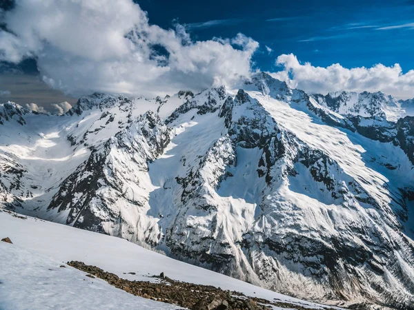 Picos Montaña Cubiertos Nieve Día Soleado Las Montañas Nevadas Nubes — Foto de Stock