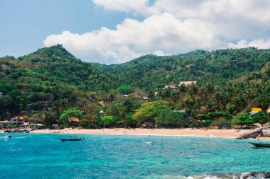 Güzel mercan kayalıkları olan Cennet Körfezi. Gök suyu ve kıyısı 