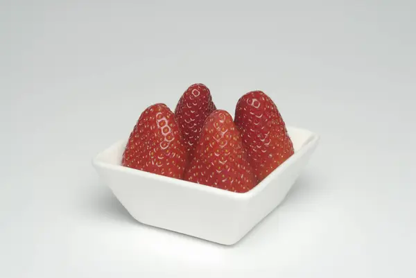 草莓在白色陶瓷碗 — 图库照片