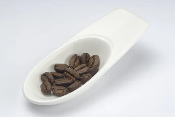 咖啡豆瓷勺 — 图库照片