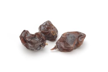 Beyaz arkaplanda kuru üzüm