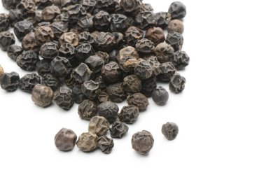 Karabiber, beyaz arka plan üzerinde makro resim