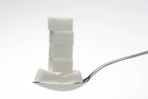 Würfel Zucker Auf Einem Löffel Auf Weißem Hintergrund — Stockfoto